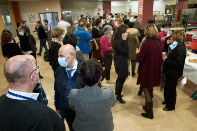 Photo de personnes profitants de la galette des rois et de boissons - Agrandir l'image 3 sur 3, fenêtre modale