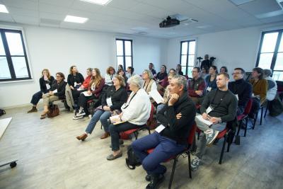 Des personnes sont assises dans une salle - Agrandir l'image 6 sur 6, fenêtre modale