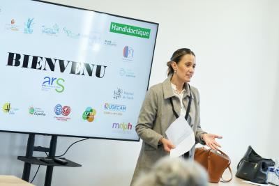 Une personne devant un écran - Agrandir l'image 5 sur 6, fenêtre modale