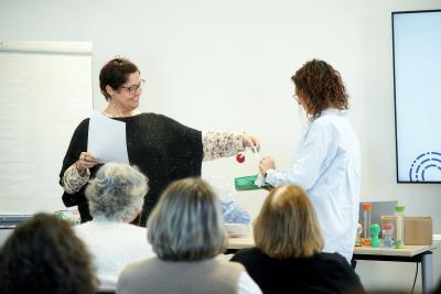 Des personnes assises assistent à une conférence - Agrandir l'image 3 sur 6, fenêtre modale
