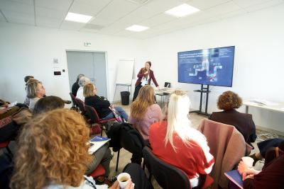 Des personnes assises assistent à une conférence - Agrandir l'image 2 sur 6, fenêtre modale
