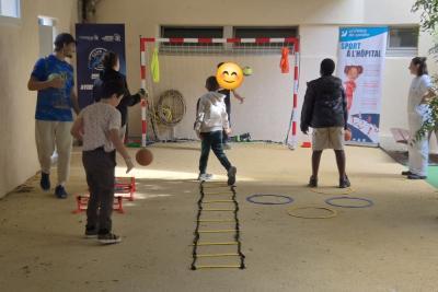 Des enfants jouent au handball - Agrandir l'image 2 sur 3, fenêtre modale