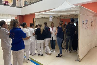 Photo de personnes faisants la queue pour faire une animation - Agrandir l'image 2 sur 3, fenêtre modale