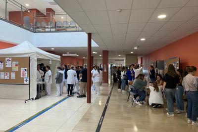 Photo globale de l'évènement montrant les différents stands - Agrandir l'image 1 sur 3, fenêtre modale