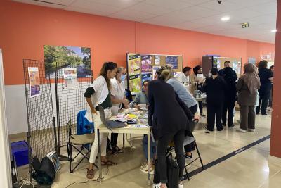 Photo d'usagers discutant avec un professionnel de santé sur un stand - Agrandir l'image 3 sur 3, fenêtre modale