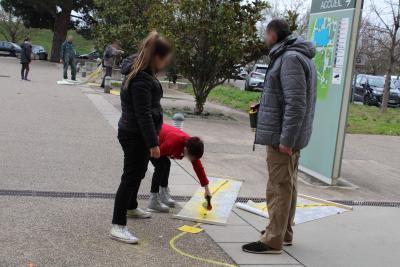 3 personnes tracent un trait à la craie - Agrandir l'image 2 sur 2, fenêtre modale