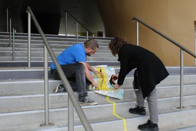 2 personnes tracent un trait à la craie - Agrandir l'image 1 sur 2, fenêtre modale