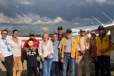 Photo de l'équipe de pédiatrie et des bénévoles du lions club et de l'aérodrome d'avignon devant un avion - Agrandir l'image 2 sur 2, fenêtre modale