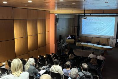 Photo de professionnels lors d'une conférence - Agrandir l'image 2 sur 2, fenêtre modale