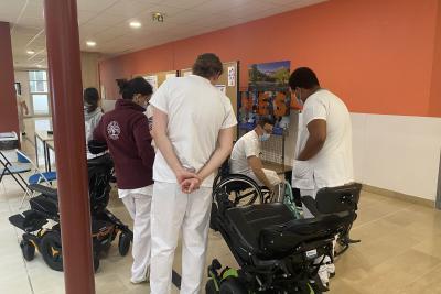 Des soignants essayent des fauteuils roulants - Agrandir l'image 2 sur 2, fenêtre modale