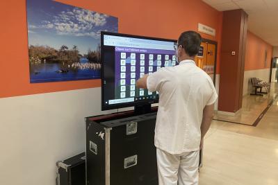 Un soignant fait un exercice pour tester sa vue - Agrandir l'image 1 sur 2, fenêtre modale