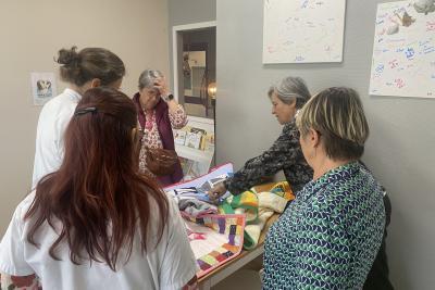 Photo de soignants et bénévoles avec des patchworks - Agrandir l'image 2 sur 2, fenêtre modale