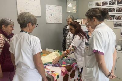 Photo de soignants et bénévoles avec des patchworks - Agrandir l'image 1 sur 2, fenêtre modale