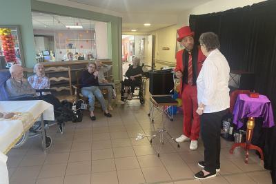 photo d'un résident et d'un magicien - Agrandir l'image 3 sur 3, fenêtre modale