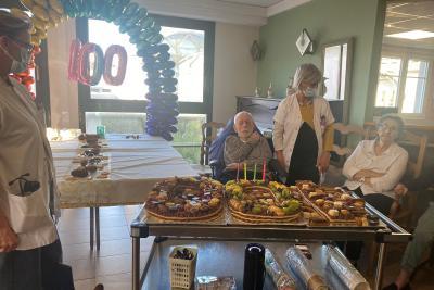 Photo d'un résident avec son gateau d'anniversaire - Agrandir l'image 1 sur 3, fenêtre modale
