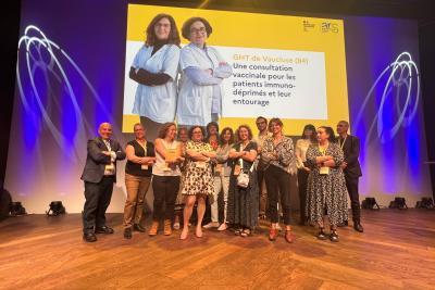 Photo des équipes des Missions de santé publique des Hôpitaux Publics de Vaucluse lauréates de l'opération H'ment fiers 2024 lors de la journée de remise des prix organisée au Mucem à Marseille le 14 mai 2025 - Agrandir l'image 2 sur 2, fenêtre modale