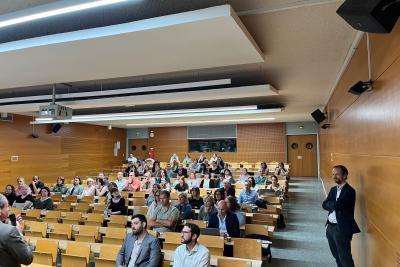 Photo d'une salle de conférence avec des professionnels assis - Agrandir l'image 2 sur 3, fenêtre modale