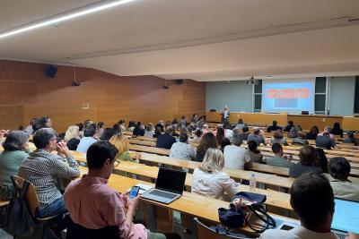 Photo de professionnels dans une salle de conférence - Agrandir l'image 1 sur 3, fenêtre modale