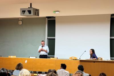 Photo de 2 conférencier sur une estrade - Agrandir l'image 3 sur 3, fenêtre modale