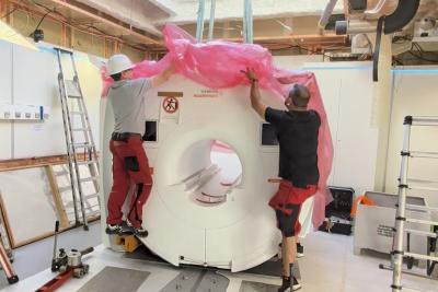 Installation du nouvel appareil d’Imagerie par Résonance Magnétique (IRM) du service d'imagerie du Centre Hospitalier d'Avignon - Agrandir l'image 3 sur 3, fenêtre modale