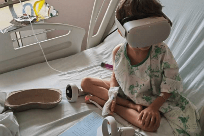 Photo d'un enfant avec un casque de réalité virtuelle - Agrandir l'image 2 sur 2, fenêtre modale