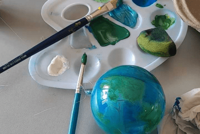 photo d'une planète peinte par un enfant - Agrandir l'image 1 sur 2, fenêtre modale