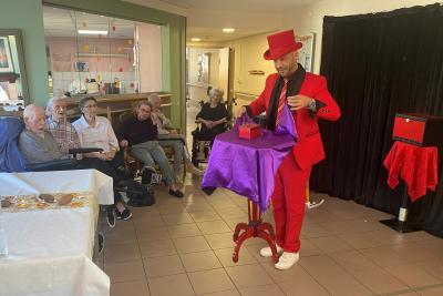Photo d'un magicien avec des résidents - Agrandir l'image 2 sur 3, fenêtre modale