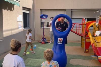 Photo d'enfants faisant du basket-ball encadré par des bénévoles - Agrandir l'image 3 sur 4, fenêtre modale