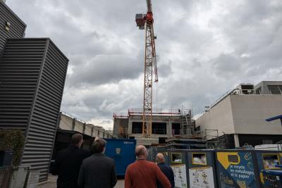 4 personnes regardent des travaux - Agrandir l'image 1 sur 2, fenêtre modale