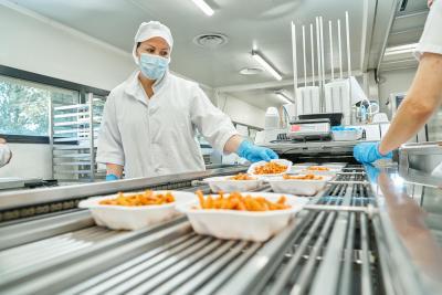 Gros plan sur une agente hospitalière de la restauration - Agrandir l'image 1 sur 3, fenêtre modale