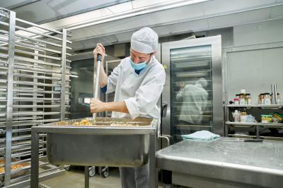 Gros plan sur un agent hospitalier de la restauration en train de mixer des légumes - Agrandir l'image 2 sur 3, fenêtre modale