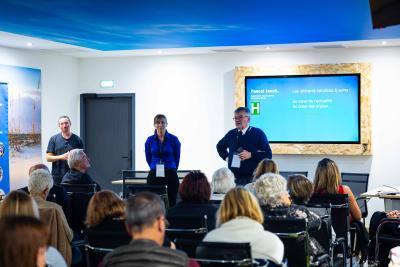 Photo d'une salle de conférence avec des professionnels de présents - Agrandir l'image 8 sur 8, fenêtre modale