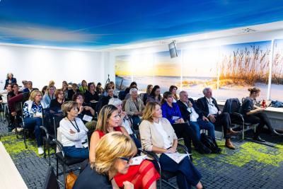 Photo d'une salle de conférence avec des professionnels de présents - Agrandir l'image 3 sur 8, fenêtre modale