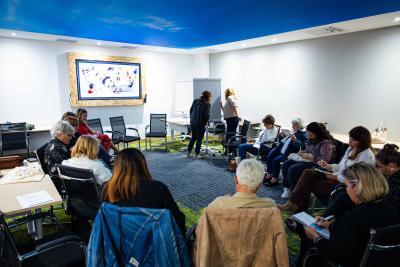 Photo d'une salle de conférence avec des professionnels de présents - Agrandir l'image 6 sur 8, fenêtre modale