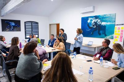 Photo d'une salle de conférence avec des professionnels de présents - Agrandir l'image 5 sur 8, fenêtre modale