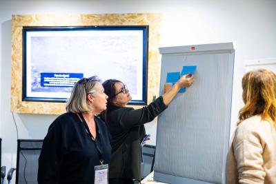 Photo d'une salle de conférence avec des professionnels de présents - Agrandir l'image 4 sur 8, fenêtre modale