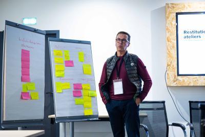 Photo d'une salle de conférence avec des professionnels de présents - Agrandir l'image 2 sur 8, fenêtre modale