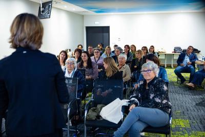 Photo d'une salle de conférence avec des professionnels de présents - Agrandir l'image 7 sur 8, fenêtre modale