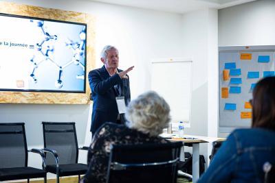 Photo d'une salle de conférence avec des professionnels de présents - Agrandir l'image 1 sur 8, fenêtre modale