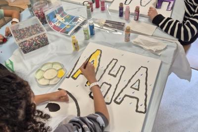 Des enfants dessinent - Agrandir l'image 3 sur 3, fenêtre modale