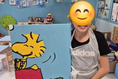 Un enfant tient un tableau de peinture dans ses mains - Agrandir l'image 2 sur 3, fenêtre modale