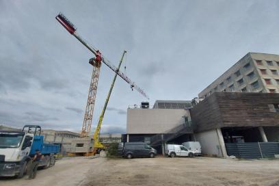 Photo de la nouvelle grue mise en place sur les travaux de la nouvelle réanimation - Agrandir l'image, fenêtre modale