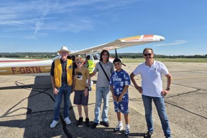 Des personnes sont devant un avion - Agrandir l'image, fenêtre modale