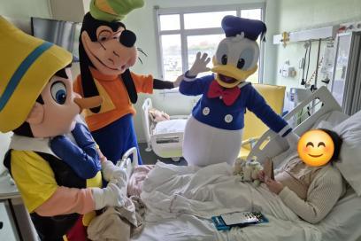 Pinocchio, Donald, Dingo sont avec un enfant - Agrandir l'image, fenêtre modale