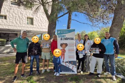 Photo d'enfants et de bénévoles d'un club de badminton - Agrandir l'image, fenêtre modale