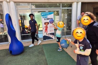 des enfants jouent au basket encadrés par des sportifs - Agrandir l'image, fenêtre modale