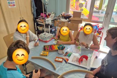 Des enfants dessinent - Agrandir l'image, fenêtre modale