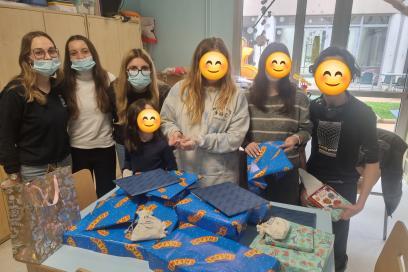 Don des élèves du Lycée Saint Vincent de Paul d'Avignon en faveur des enfants hospitalisés - Agrandir l'image, fenêtre modale