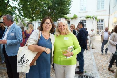 Portrait de Charlotte de Turckheim et le Dr Sylvie Lamoureux-Toth, chef du pôle femme, mère et enfant du Centre Hospitalier d'Avignon - Agrandir l'image, fenêtre modale