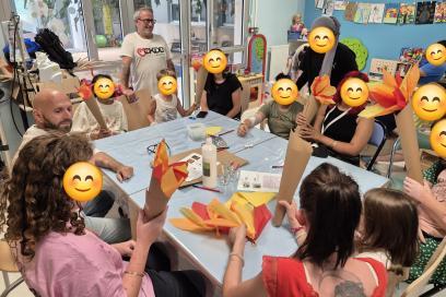 Des enfants hospitalisés, quelques parents et les bénévoles de l'association Cékedubonheur créent des flammes olympiques et des couronnes d'olivier lors d'un atelier créatif - Agrandir l'image, fenêtre modale